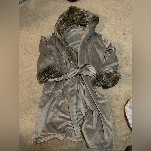 Like NEW Pottery Barn Robe - Picture 1 of 2